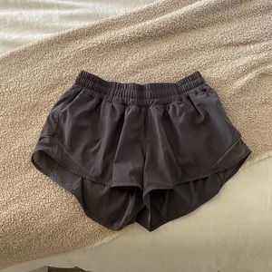Lululemon hotty hot low rise lined short 2.5”